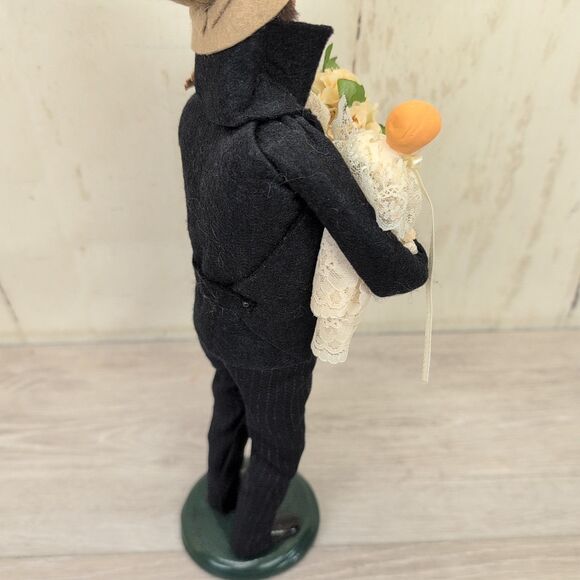 2001 BYERS Choice THE CAROLERS Man with HORSE & GIFTS VICTORIAN SHOPPER - Picture 6 of 8